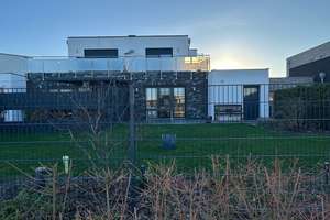 Wohnen am Wasser: moderne Doppelhaushälfte in Goch