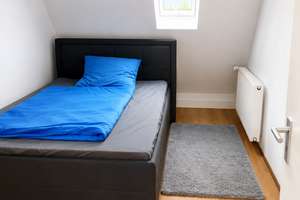 Charmant möblierte Zweizimmerdachgeschosswohnung mit EBK – 40235 Grafenberg, Düsseldorf – Vorschaubild 4