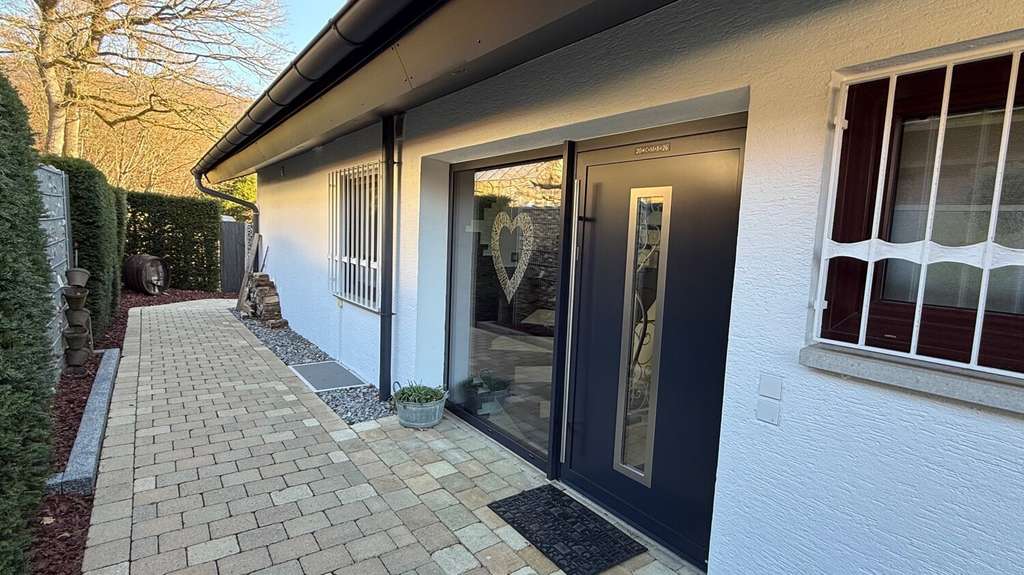 Immobilie in Donzdorf - Traumhaus mit Wellness-Bereich und Innenpool - Bild 2