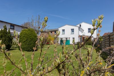 Schönes Zweifamilienhaus mit herrlichem Garten in zentraler Lage von Süderbrarup