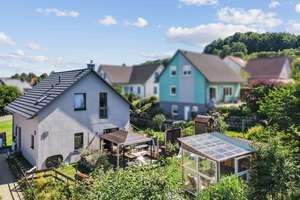 ++Sebnitz: Traumhaftes EFH (2020) mit 4 Zi., Terrasse, Garage & wildromantischem 634 m2 Grundstück++ – Die vollständige Adresse der Immobilie erhältst du vom Anbieter., 1855 Sebnitz – Vorschaubild 4