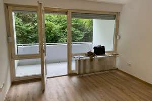Sanierte 1-Zimmer-Wohnung mit Balkon ins Grüne – Bogenhausen, bezugsfrei ab 1. September  – Daphnestraße 30, 81925 Parkstadt, München – Vorschaubild 3
