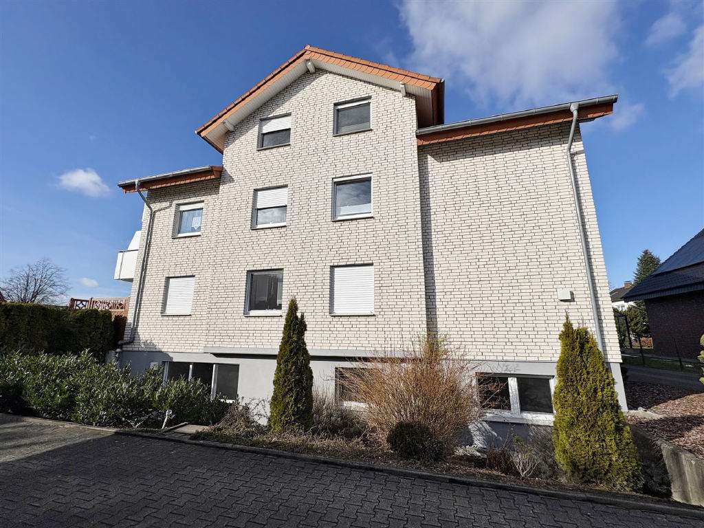 Immobilie in Lage - == Ab sofort frei! Schöne Souterrain ETW mit Terrasse in Lage-Billinghausen == - Bild 0