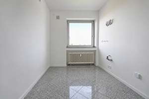 Urban wohnen mit Weitblick: Drei-Zimmer-Wohnung mit Loggia, Balkon und Schwimmbad in Düsseldorf – Die vollständige Adresse der Immobilie erhältst du vom Anbieter., 40470 Mörsenbroich, Düsseldorf – Vorschaubild 4