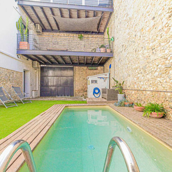 Suchen Sie eine Erdgeschosswohnung in Sant Pere Pescador, die Komfort, Licht und Lebensqualität vere