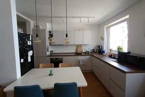MÖBLIERTE 3-Zimmer-Wohnung FÜR 2 JAHRE mit geh. Innenausstattung und Balkon nahe Rudolfplatz – Rubensstraße 25-27, 50676 Köln – Vorschaubild 1