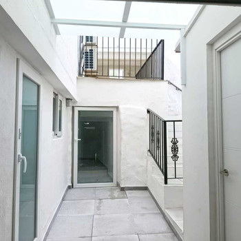 Reforma de casa adosada en planta baja con terrazas privadas. Encanto y vida moderna en el corazón d