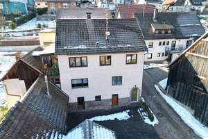 Großzügiges Zweifamilienhaus: zwei Wohneinheiten, zwei Garagen, Balkon und Nebengebäude im Spessart  – Die vollständige Adresse der Immobilie erhältst du vom Anbieter., 97816 Lohr am Main – Vorschaubild 1