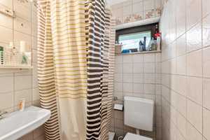 Zweifamilienhaus mit schönem Garten und Garage – Reutlingen (Kreis) – Vorschaubild 8
