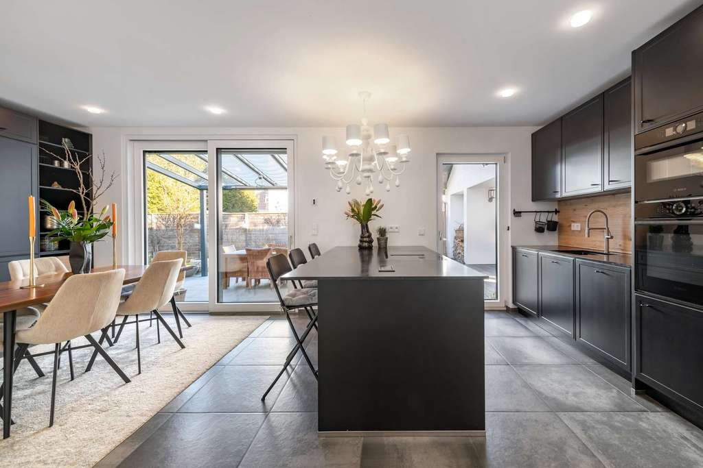 Immobilie in Straßlach-Dingharting - Modernes Einfamilienhaus mit Wärmepumpe, vier Schlafzimmern und sonnigem Garten - Bild 3