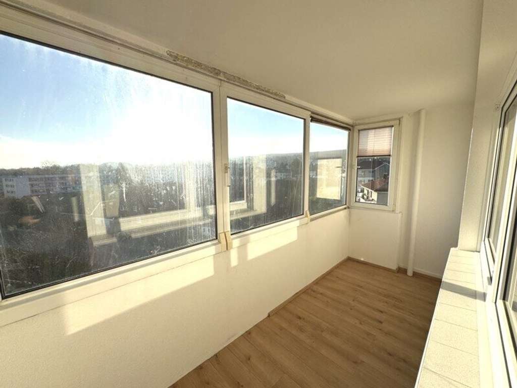 Immobilie in Barsinghausen - 2-ZIMMER-EIGENTUMSWOHNUNG in zentraler Lage mit verglasten Süd- Ostbalkon und schöner Aussicht  - Bild 2