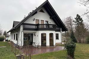 Möbliertes Einfamilienhaus mit Garten und Nebengelass  zu vermieten