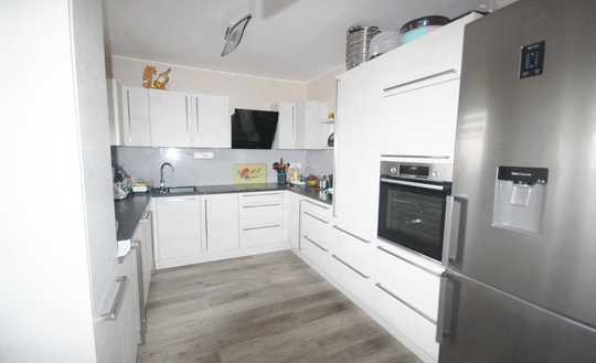 4 Zimmerwohnung mit Einbauküche, Balkon und modernem Wohnkomfort