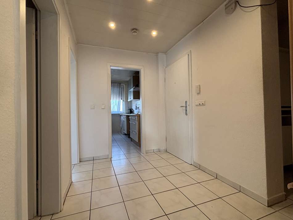 Eingang und Flur mit Blick in 