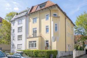 Helle und stilvolle Altbauwohnung mit Aufzug direkt in die Wohnung und zwei Balkonen