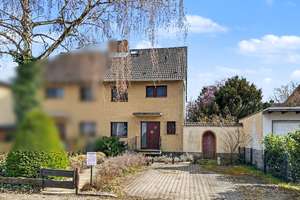 Bezugsfrei: Charmante Doppelhaushälfte in Berlin-Rudow – 4 Zimmer,  Keller und Garten