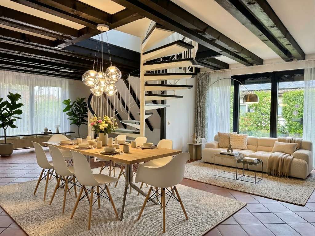 Immobilie in Otterndorf - Charmantes Einfamilienhaus mit besonderem Wohnambiente und großzügigem Grundriss - Bild 2