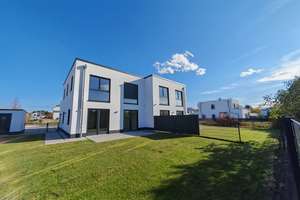 NEUBAU: Stilvolle Doppelhaushälfte in idyllisch-ruhiger Bestlage in Neubaugebiet in Hochheim am Main – Die vollständige Adresse der Immobilie erhältst du vom Anbieter., 65239 Hochheim am Main – Vorschaubild 1