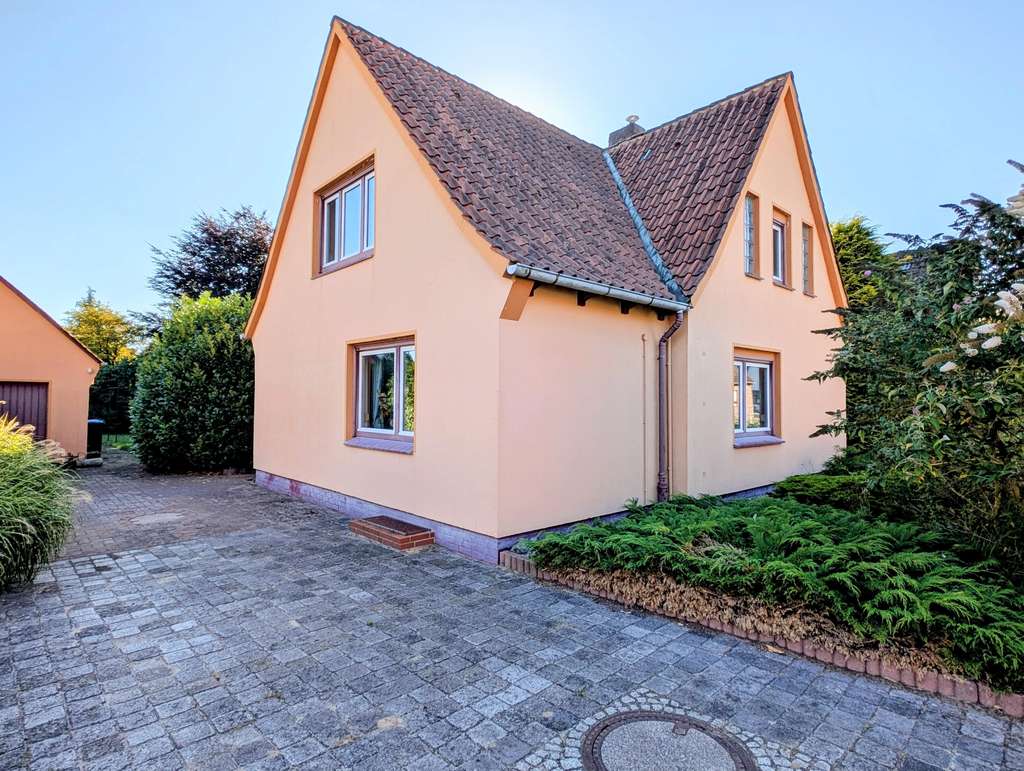 Immobilie in Hemmoor - Einfamilienhaus trifft Hobbyschrauber-Garage - Bild 2