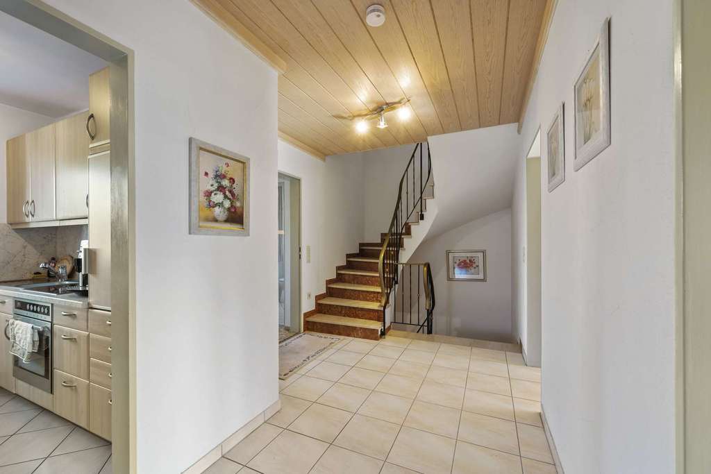 Immobilie in Röhrmoos - Großzügige Doppelhaushälfte mit Potenzial für Ihr Traumzuhause - Bild 3