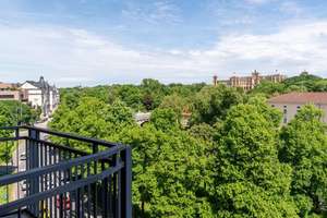 Wohnen mit Blick auf das Maximilianeum! Sanierte 2,5-Zimmer-Wohnung mit zwei Balkonen - sofort frei!