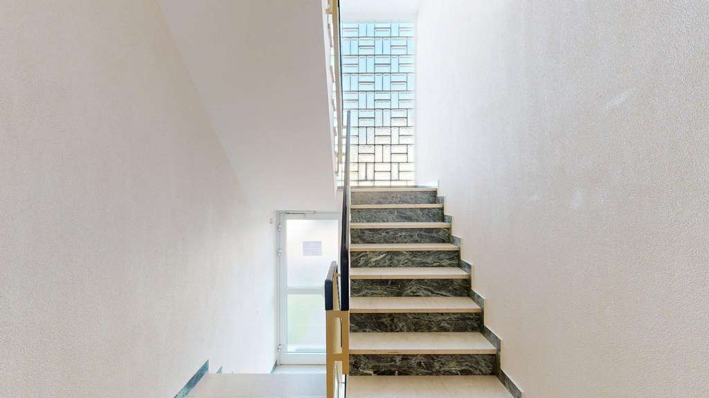 Immobilie in Hagenbach - ~~ GEPFLEGTE DREI ZIMMER WOHNUNG MIT BALKON, KELLERABTEIL, GARAGE UND STELLPLATZ ~~ - Bild 1