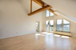 Hohe Decken, kleine WEG, neue Heizung - schöne Dachgeschosswohnung in Seckbach – 60389 Seckbach, Frankfurt am Main – Vorschaubild 2