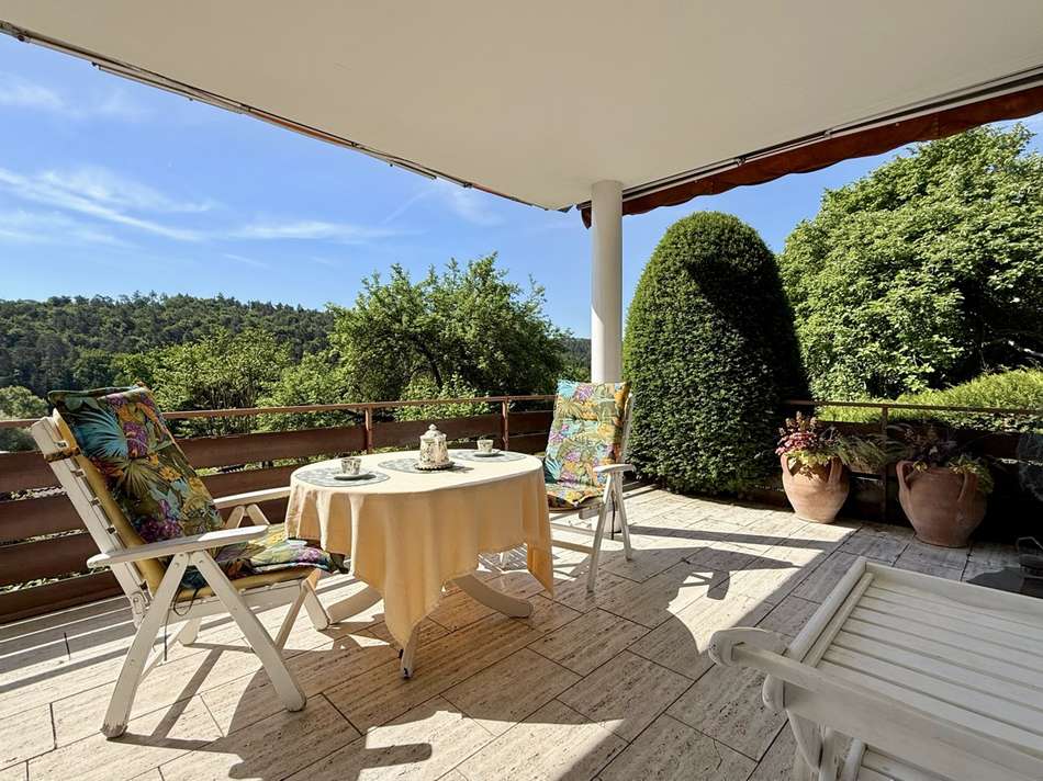 Überdachter Balkon im Erdgesch