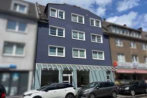 Vielseitiges Immobilien-Ensemble in Reisholz: bereits geteiltes MFH, Gewerbe und Garagenhof