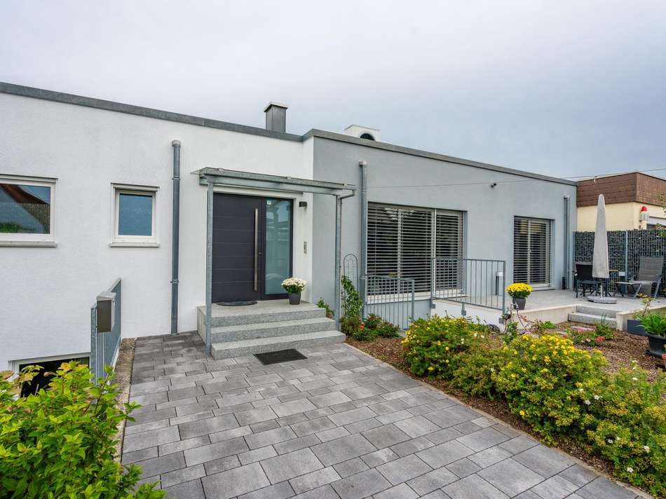 Eingang und Süd-West-Terrasse