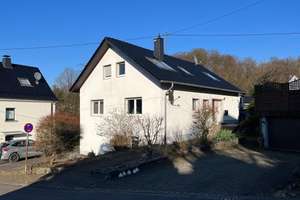 Saniertes Dreifamilienhaus mit Garten und Garage in Gummersbach-Berghausen – Die vollständige Adresse der Immobilie erhältst du vom Anbieter., 51647 Gummersbach – Vorschaubild 1