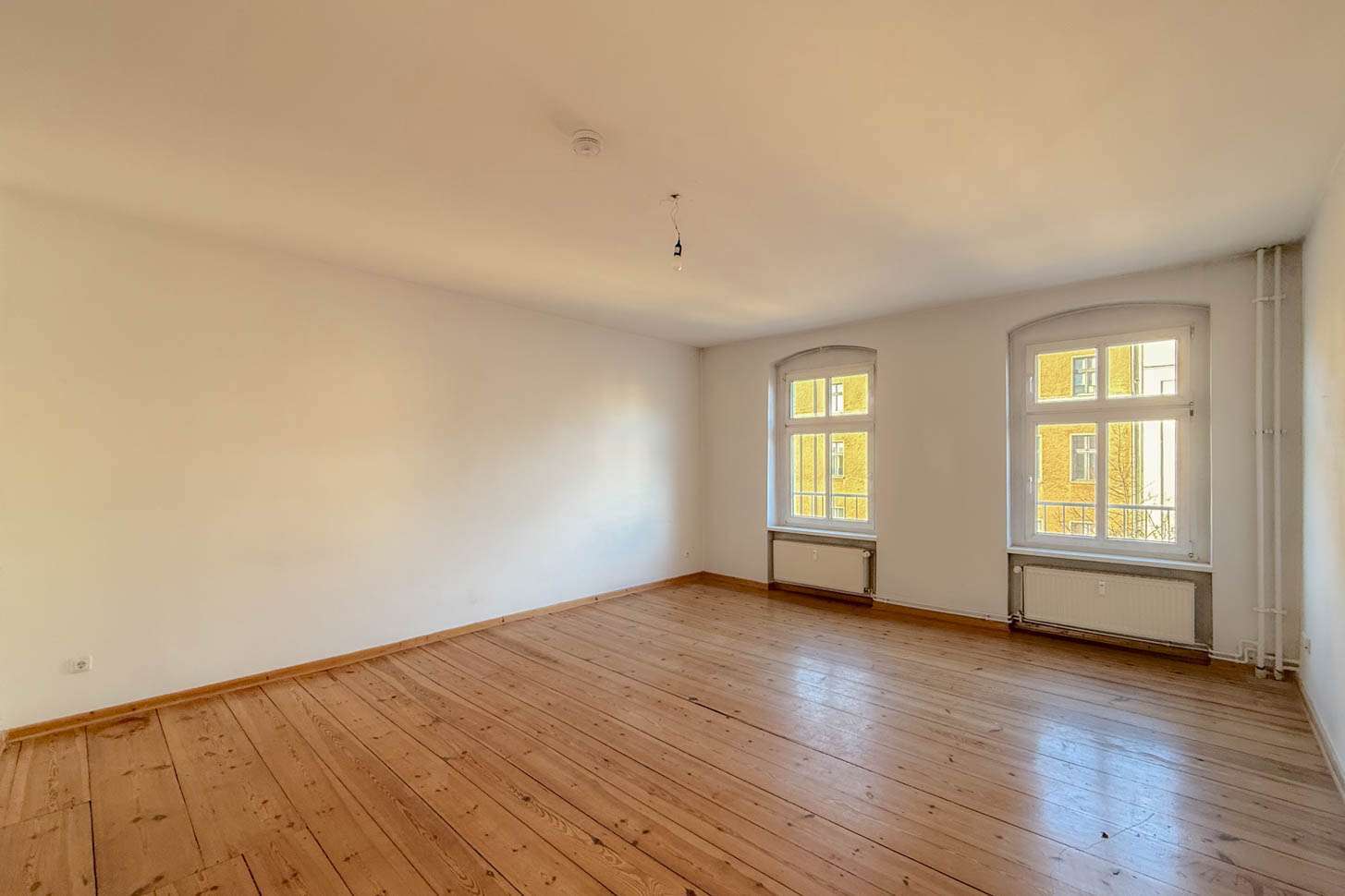 5-Zimmer-Altbauwohnung mit Gestaltungspotential direkt am Zionskirchplatz, Berlin – Bild 2