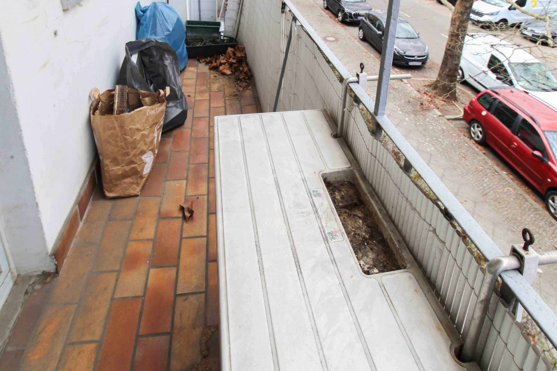 Bezugsfrei: Sanierungsbedürftige 2- Zimmer-Wohnung mit Balkon in Weißensee, Berlin – Bild 3