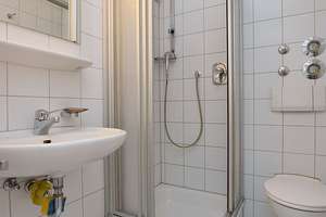 Klassisch möbliertes Apartment mit Tiefgarage und Internet in Stuttgart Feuerbach – Die vollständige Adresse der Immobilie erhältst du vom Anbieter., 70469 Feuerbach-Ost, Stuttgart – Vorschaubild 4