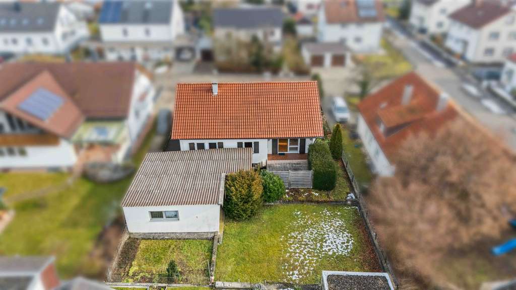 Immobilie in Schlierbach - Einfamilienhaus mit über 100 m² Bonusfläche im Dachgeschoss und großem Garten. - Bild 0
