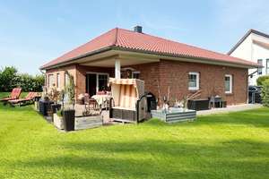 Energieeffizienter KfW-70-Bungalow mit Kamin in Feldrandlage – modern, hell & mit Ausbaureserve – Die vollständige Adresse der Immobilie erhältst du vom Anbieter., 30966 Hemmingen – Vorschaubild 1