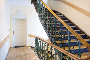 „Altbaujuwel im Dreimühlenviertel – stilvolle 2-Zimmer-Wohnung mit Balkon zum grünen Innenhof“ – Isartalstr. 34, 80469 Dreimühlen, München – Vorschaubild 2