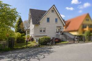 Exklusive Villa mit acht Zimmern, Tiefgarage und traumhaftem Garten