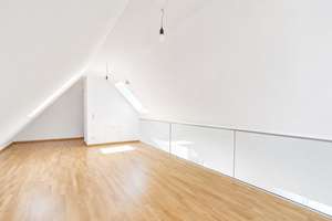 Freie 3-Zimmer-Maisonette | Galerie | Süd-Loggia  | Parkett | Fußbodenhzg. | Lift | KfW 40 A+ – Die vollständige Adresse der Immobilie erhältst du vom Anbieter., 81549 Südgiesing, München – Vorschaubild 2