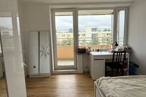 Vollmöbliertes helles Zimmer in 3-WG mit dem Balkon ab dem ersten September 2025  – Gerhart-Hauptmann-Ring 5, 81737 München – Vorschaubild 1