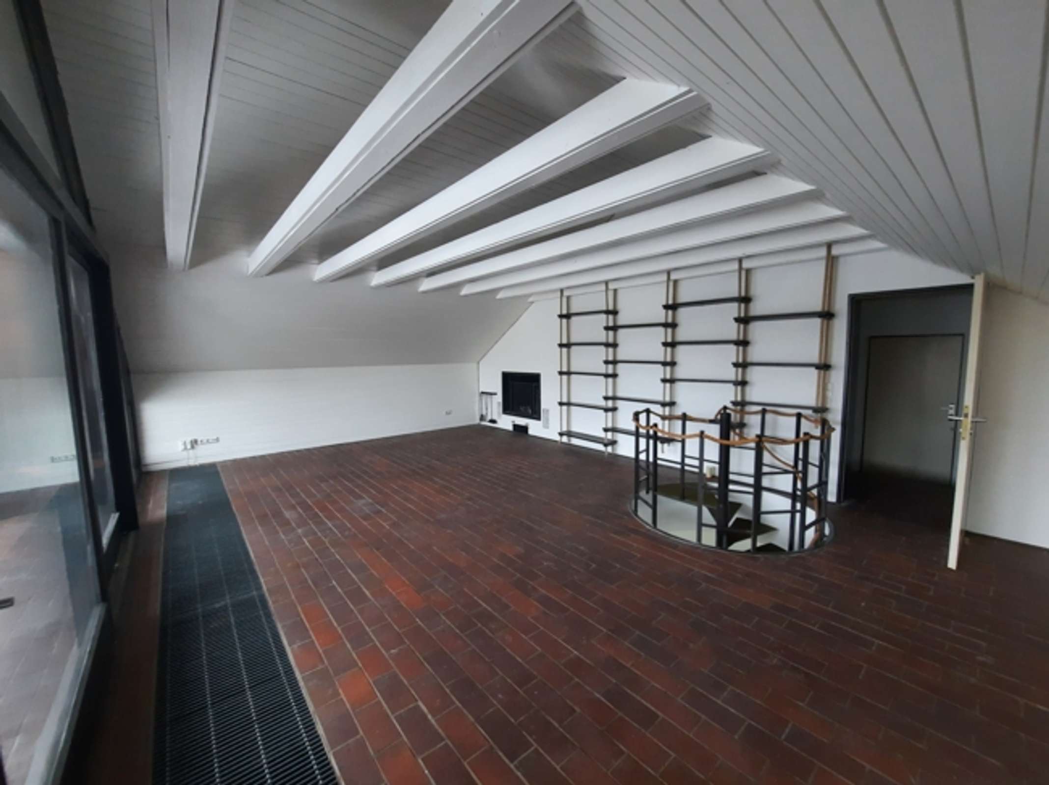 Attraktive und geräumige 4-Zimmer-Maisonette-Wohnung mit Loggia und Kamin in Göttingen