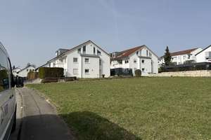 Helle und geräumige 2-Zimmer-Wohnung mit Balkon und Stellplatz im Freien zu verkaufen!