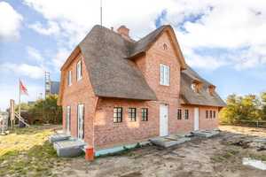 Neubau eines reetgedeckten Hauses mit 2 Einheiten 
und Weitblick über die Wiesen  (HT2 / Ost) – Wenningstedt-Braderup (Sylt), Nordfriesland (Kreis), 25996 Nordfriesland (Kreis) – Vorschaubild 2