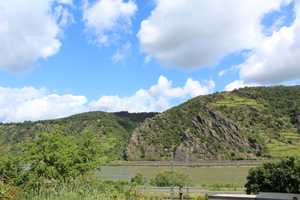 WUNDERVOLLER GROSSER WINKELBUNGALOW MIT RHEINBLICK, IHR TRAUMHAUS AN DER LORELEY – Alte Heerstraße 113, 56329 Rhein-Hunsrück-Kreis – Vorschaubild 2