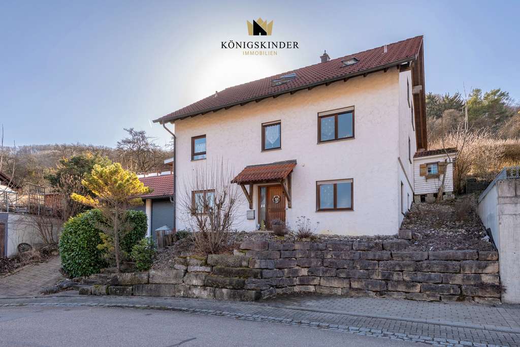 Immobilie in Gruibingen - Großzügiges Einfamilienhaus mit Wintergarten, Kaminofen, Garten und 2 Garagen in idyllischer Lage - Bild 3