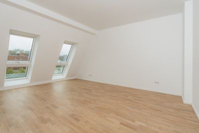 Erstbezug am Herrfurthplatz: 3,5-Zimmer-Dachgeschoss mit Terrasse & Klimaanlage