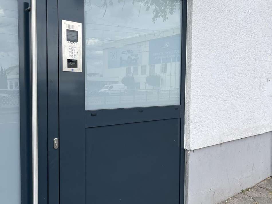 Hauseingangstür / Entrance Dr.