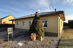 Wohlfühlen auf einer Ebene 
Massivbungalow mit Carport,
Fußbodenheizung + Kamin
in Wolfen OT Reud – Torfweg 15, 6766 Bitterfeld-Wolfen – Vorschaubild 2