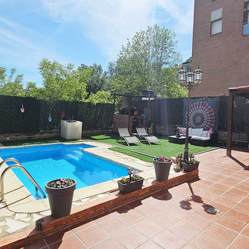 Erdgeschosswohnung von 96m² plus 100m² Innenhof mit Pool und Garten
