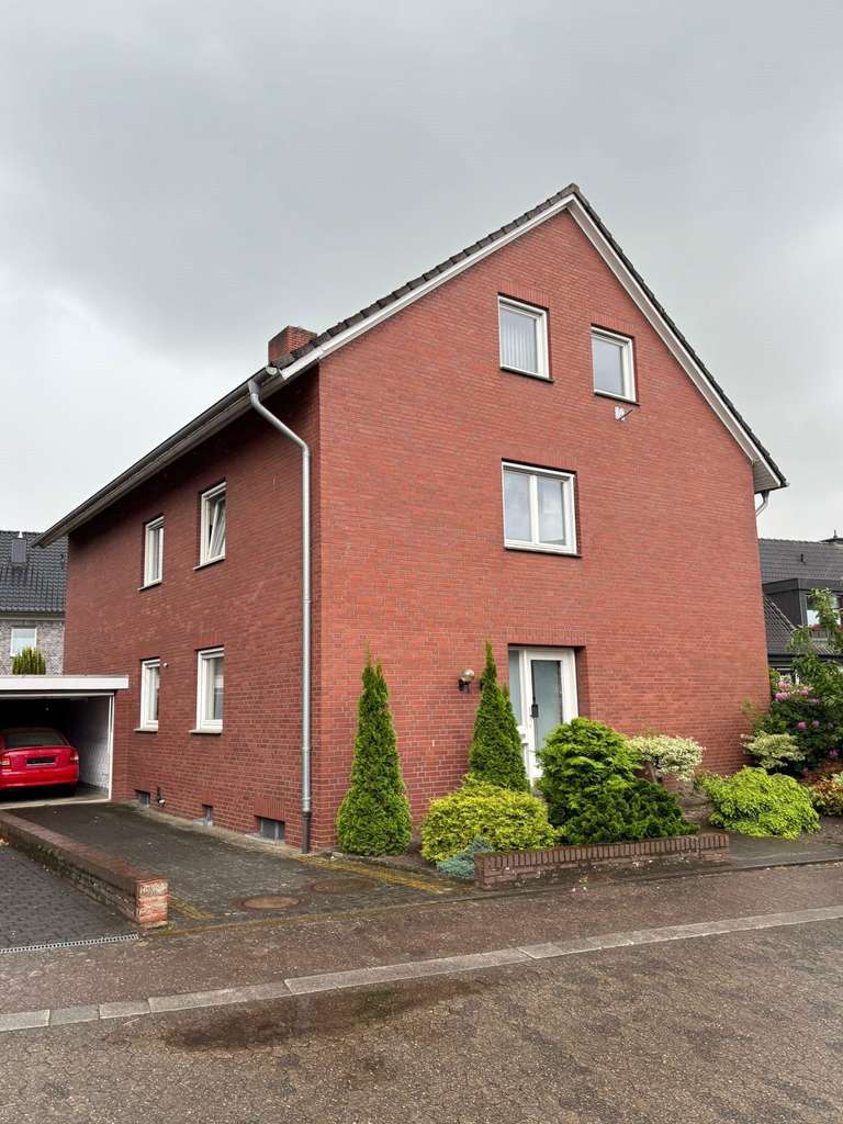 Immobilie in Emsdetten - Freistehendes Zweifamilienhaus mit Garage auf schönem Grundstück in Emsdetten - Bild 1